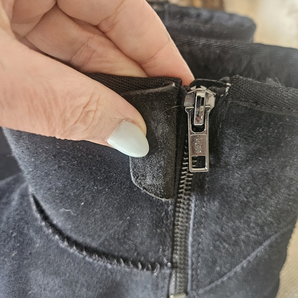 UGG Women's Black Mini Bailey Zip, Size 9 - Picture 6 of 11